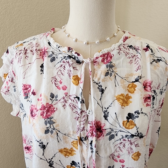 Woven floral flutter sleeve peasant top. Medium - Picture 4 of 12